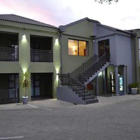 African Sands Guesthouse Load Shedding Free Bloemfontein Bagian luar foto