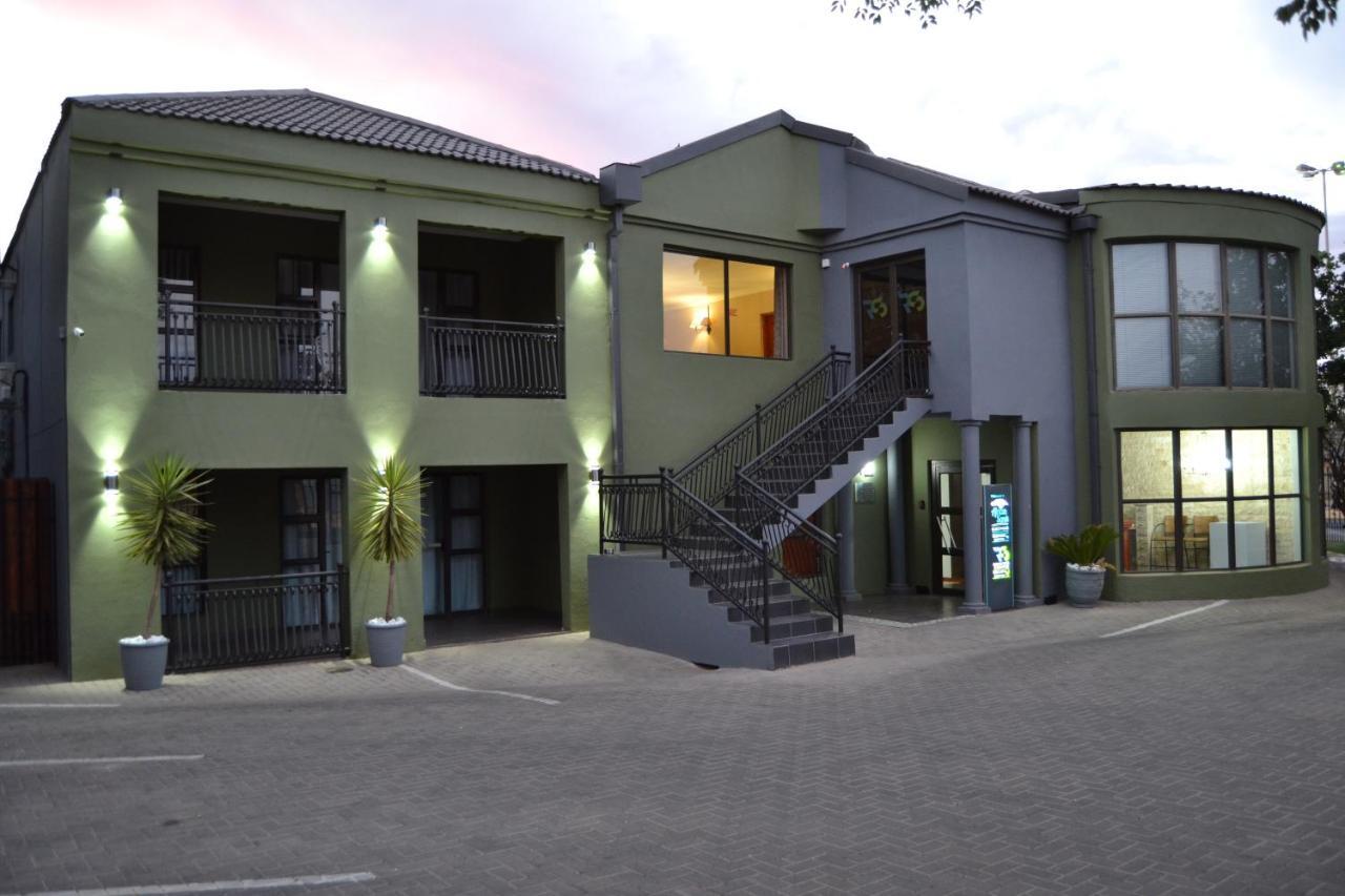 African Sands Guesthouse Load Shedding Free Bloemfontein Bagian luar foto